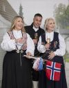 Norsk Festdrakt festdrakt med skjorte, belte og lenke i metall rosa-sort.